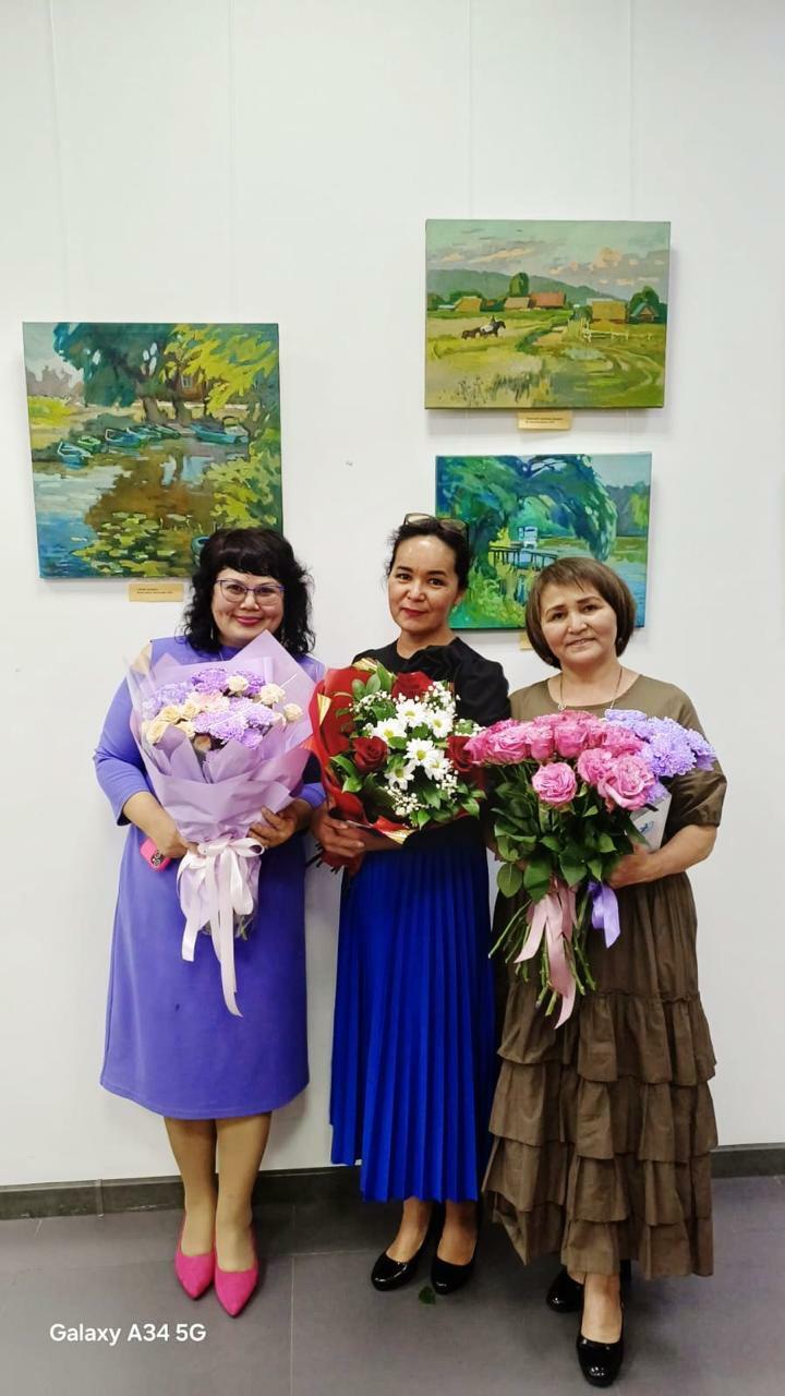 Ҡәләмдәштәре Айзилә Мортаева  һәм Зөлфирә Ҡарағужина менән.