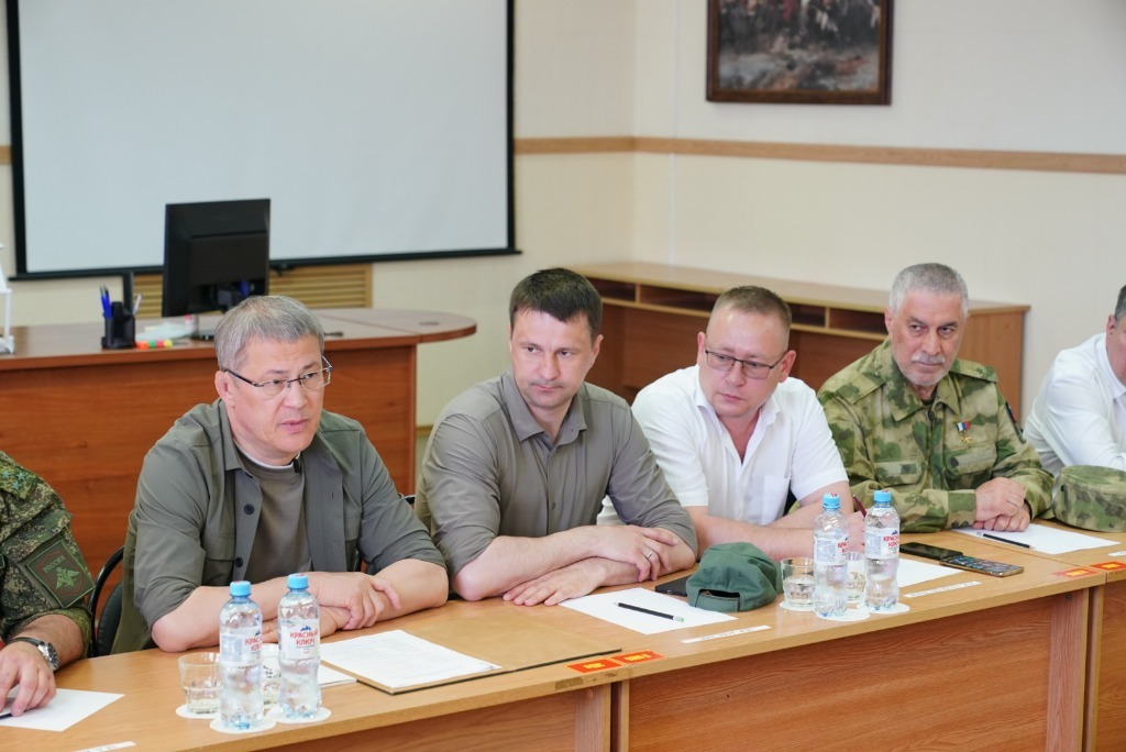 Радий Хабиров встретился с командованием войсковой части, где проходят слаживание подразделения полка «Башкортостан»