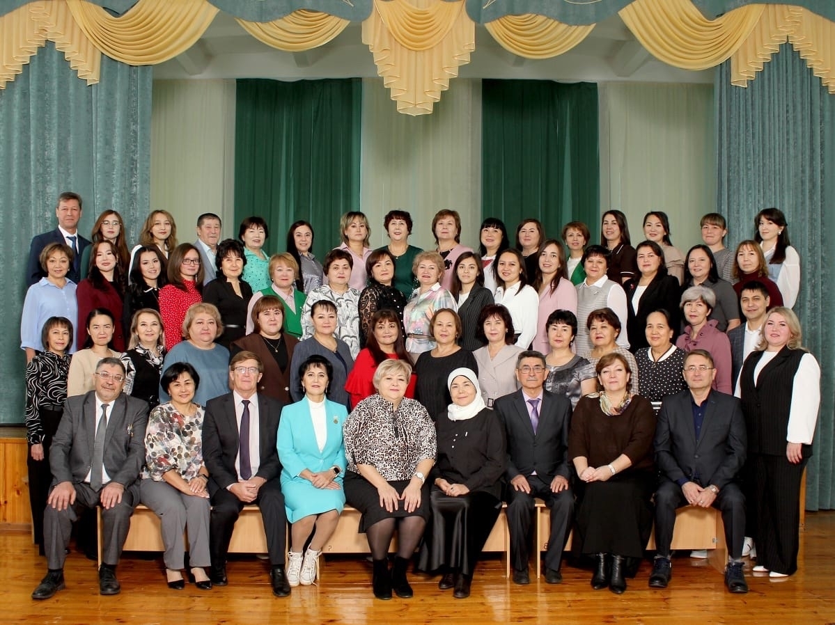 Гимназия-интернаттың уҡытыусылар коллективы.