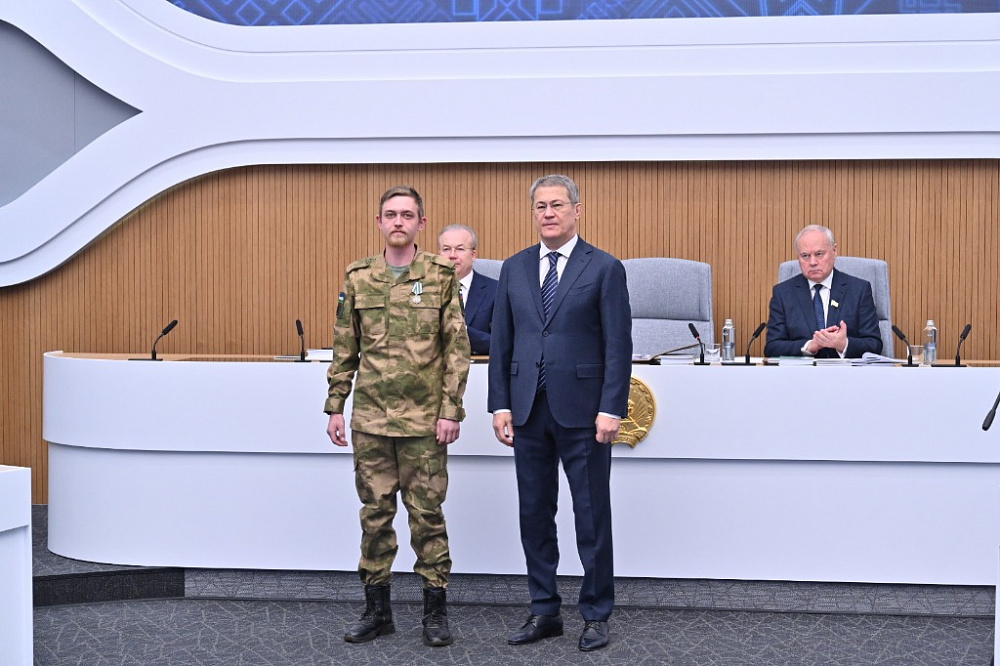 Радий Хабиров вручил медали генерала Шаймуратова военнослужащим полка «Башкортостан»