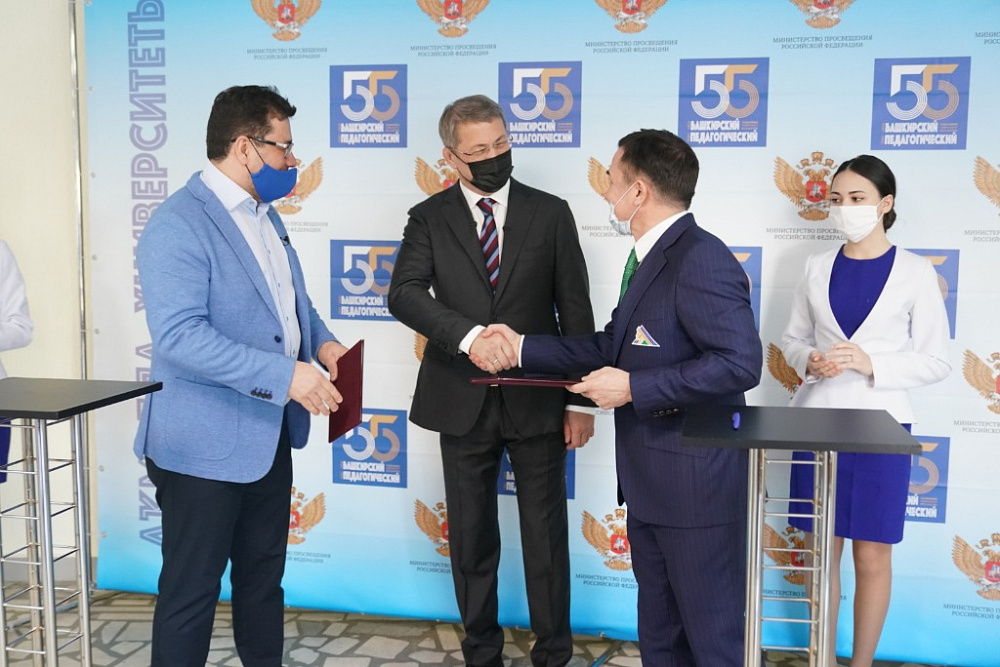 Радий Хабиров поздравил коллектив Башгоспедуниверситета с 55-летием вуза