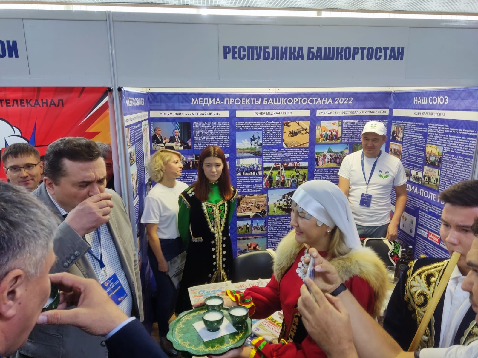 Выставочную площадку СМИ Башкортостана посетили  гости во главе с председателем Союза журналистов РФ  В.Соловьевым