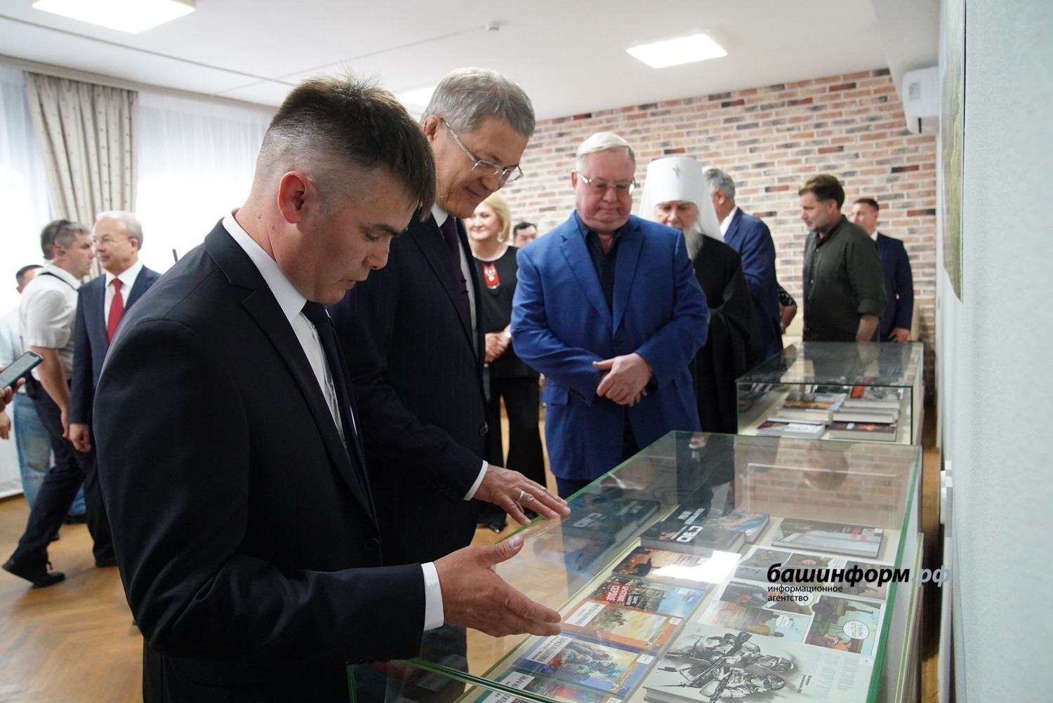 Яҙыусылар залының күргәҙмә залында.