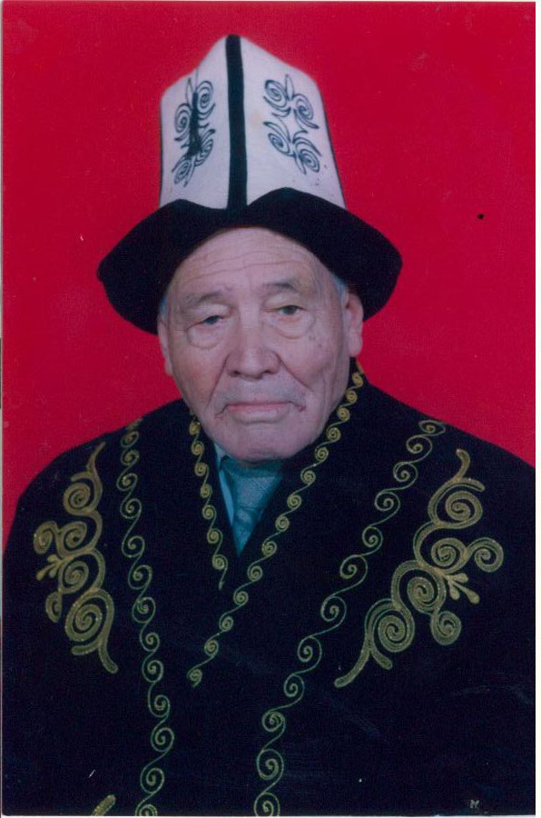 В киргизском национальном костюме (калпак и чапан), подаренном по случаю 90-летия. Июнь, 2003 год.