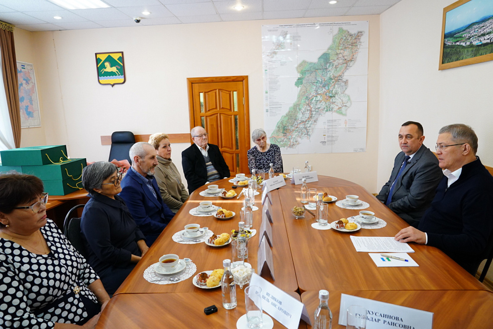 Радий Хабиров передал награды семьям погибших участников СВО