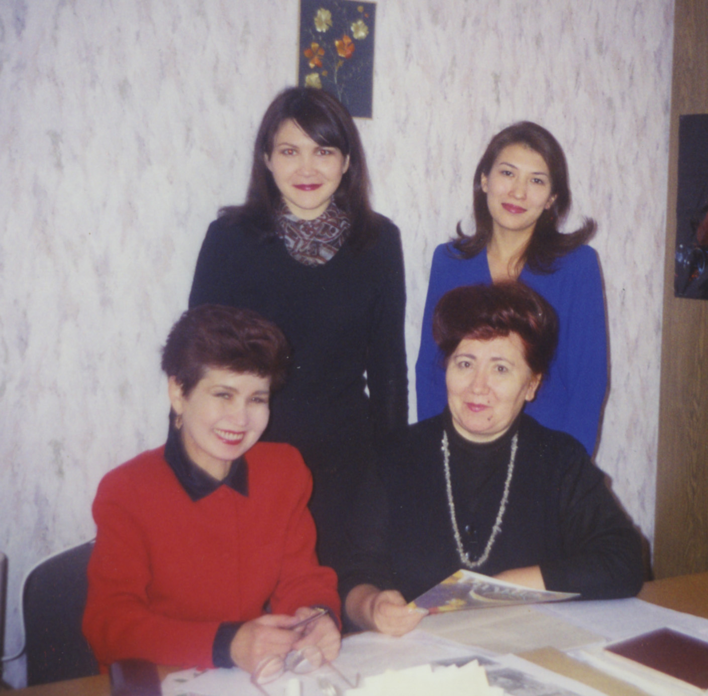 Хеҙмәттәштәре Таңсулпан Ғарипова, Миләүшә Мөхәмәтйәнова  һәм Альбина Насирова менән «Ватандаш» редакцияһында.