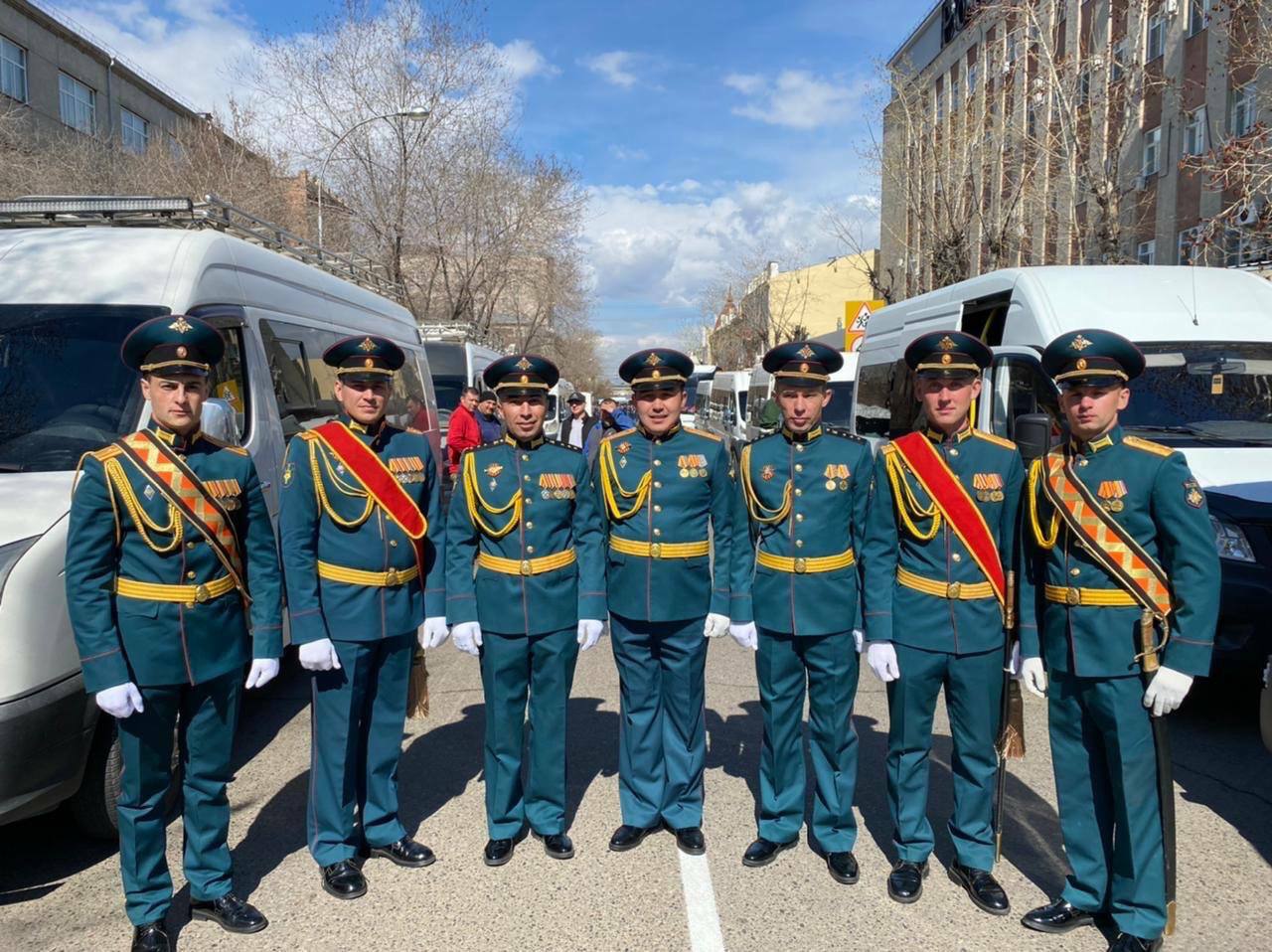 Среди участников парада.