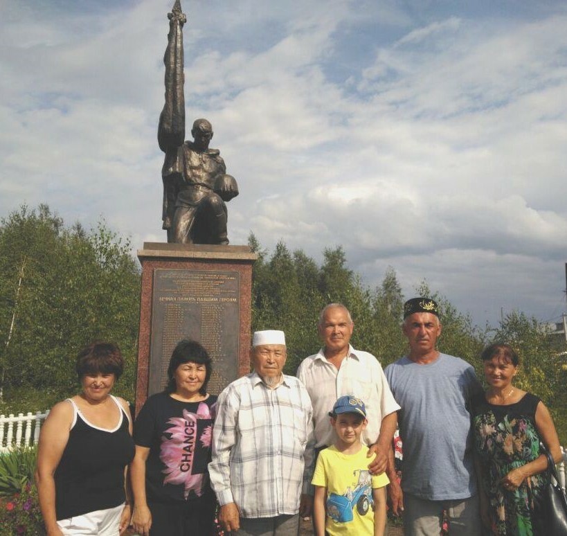 Афляхетдин Махмутов с дочерьми и семья Рашитовых из Илишевского района возле памятника. 2018 г.