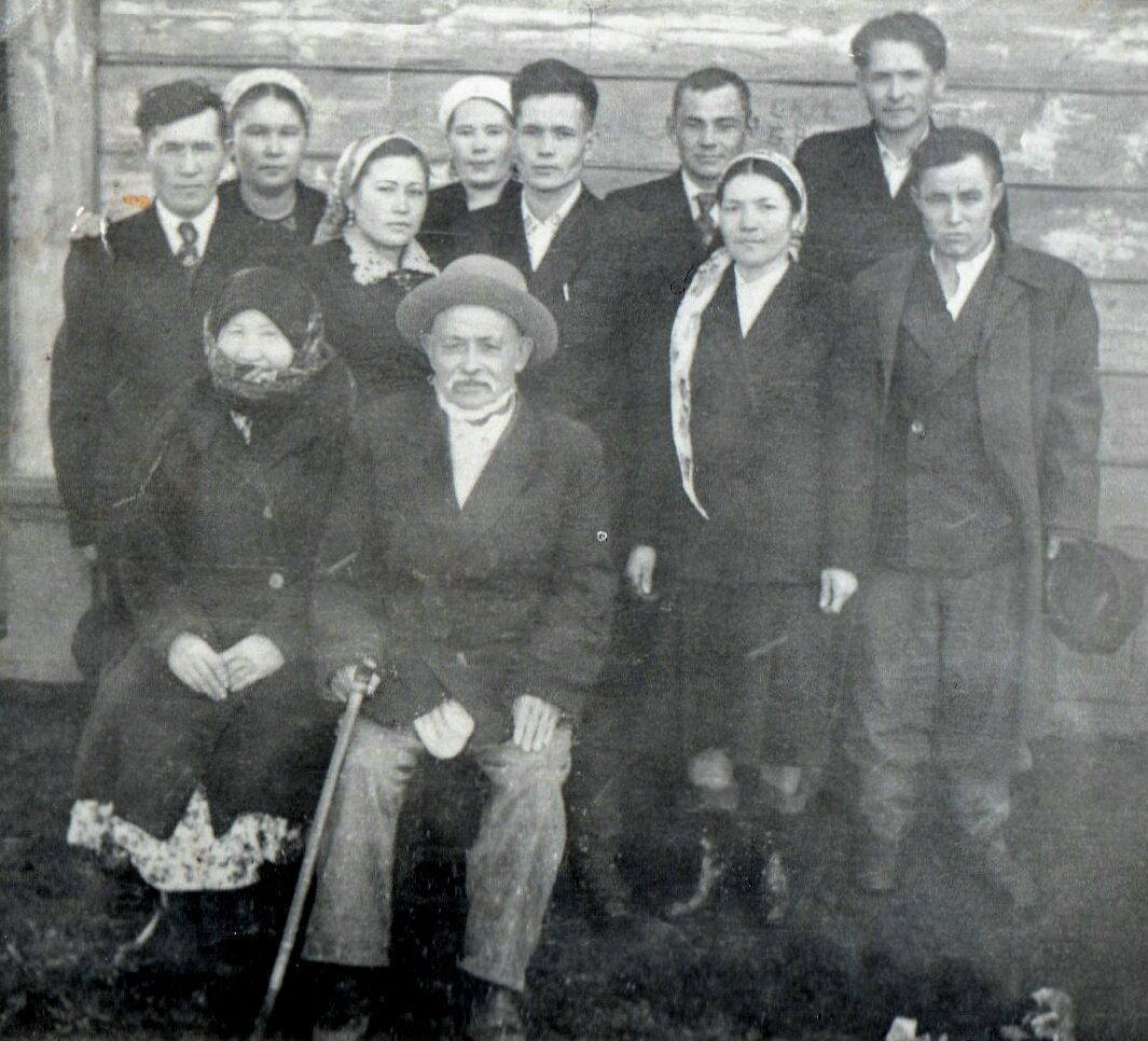 Родители, младшие братья и сестры.