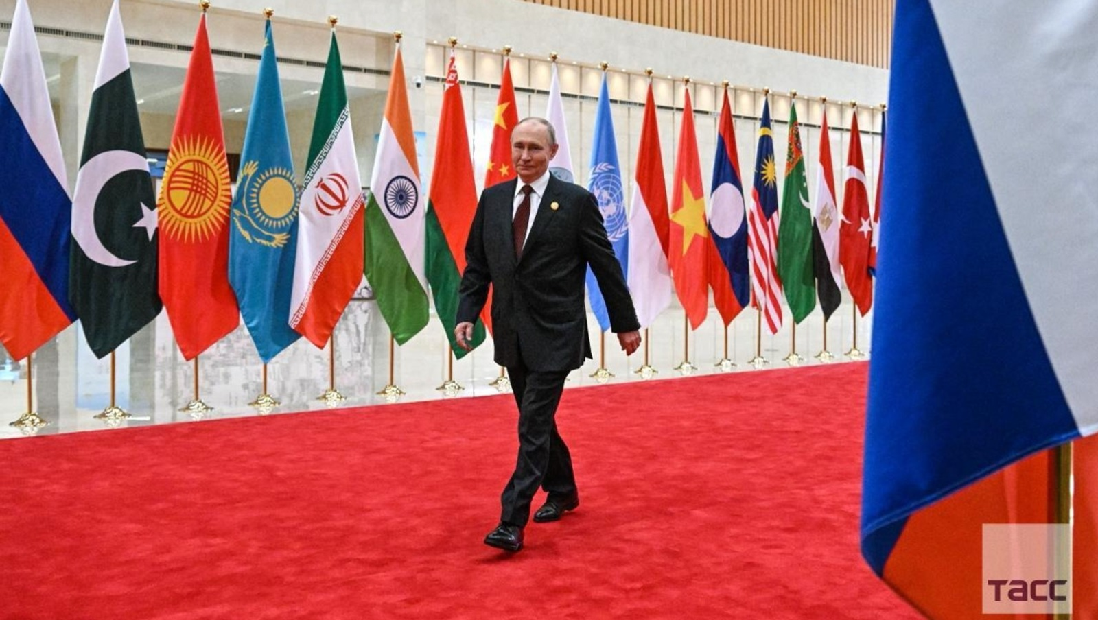 Путин принимает участие в саммите ШОС в Китае