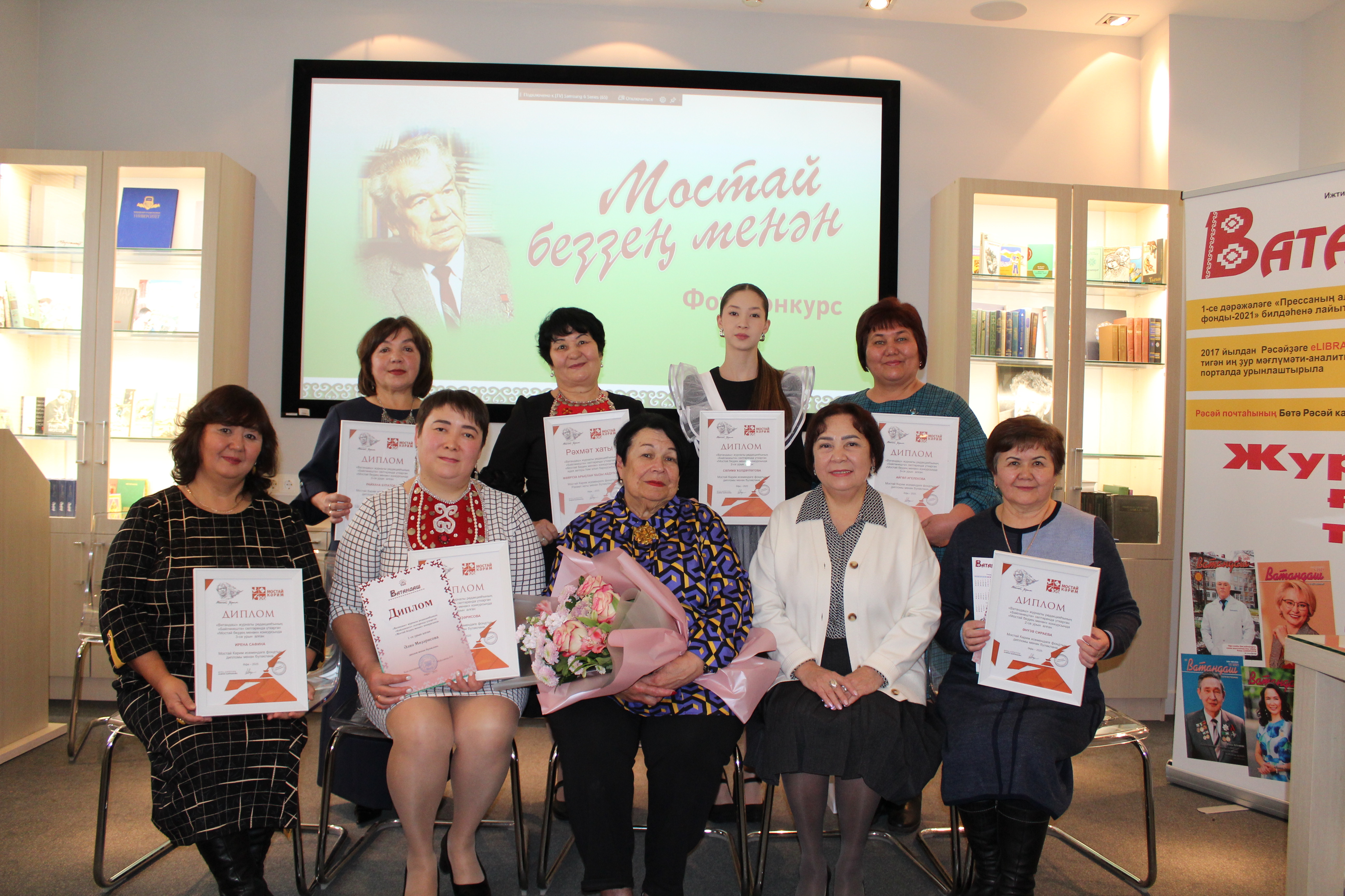 Фотоконкурс еңеүселәре Әлфиә Мостай ҡыҙы һәм журналдың  баш мөхәррире Рәшиҙә Мәһәҙиева менән.