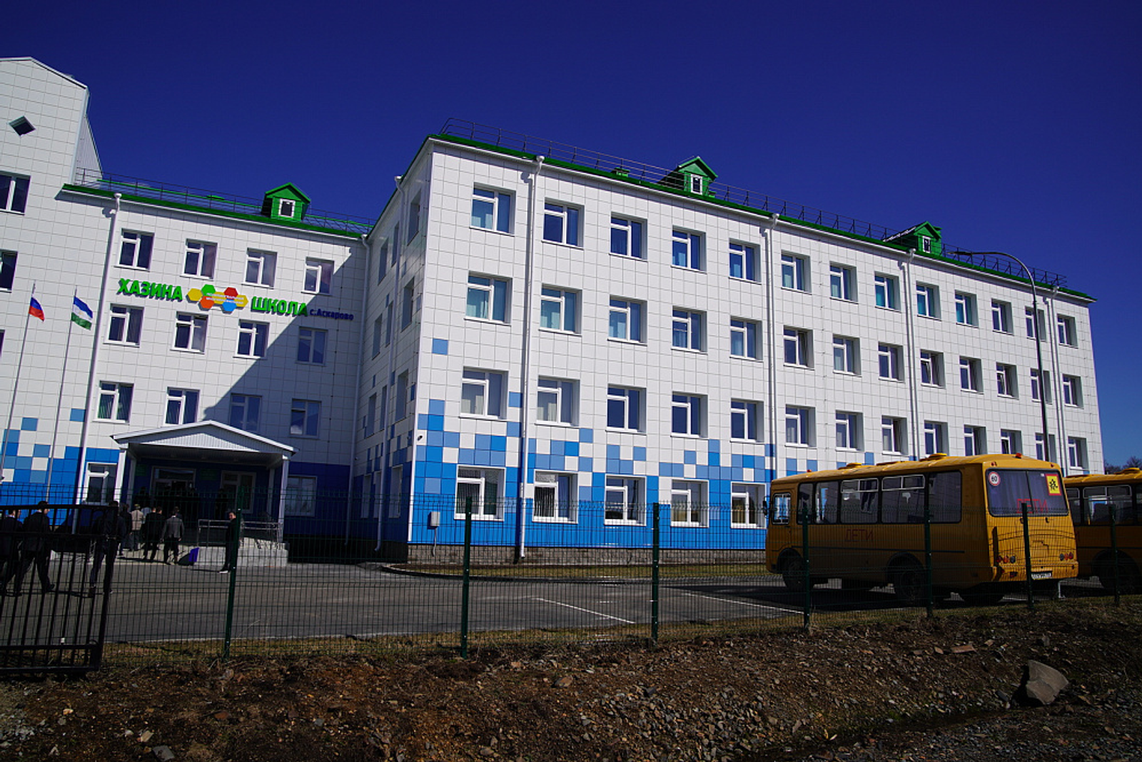 Радий Хабиров посетил новую полилингвальную школу «Хазина» в Аскарово