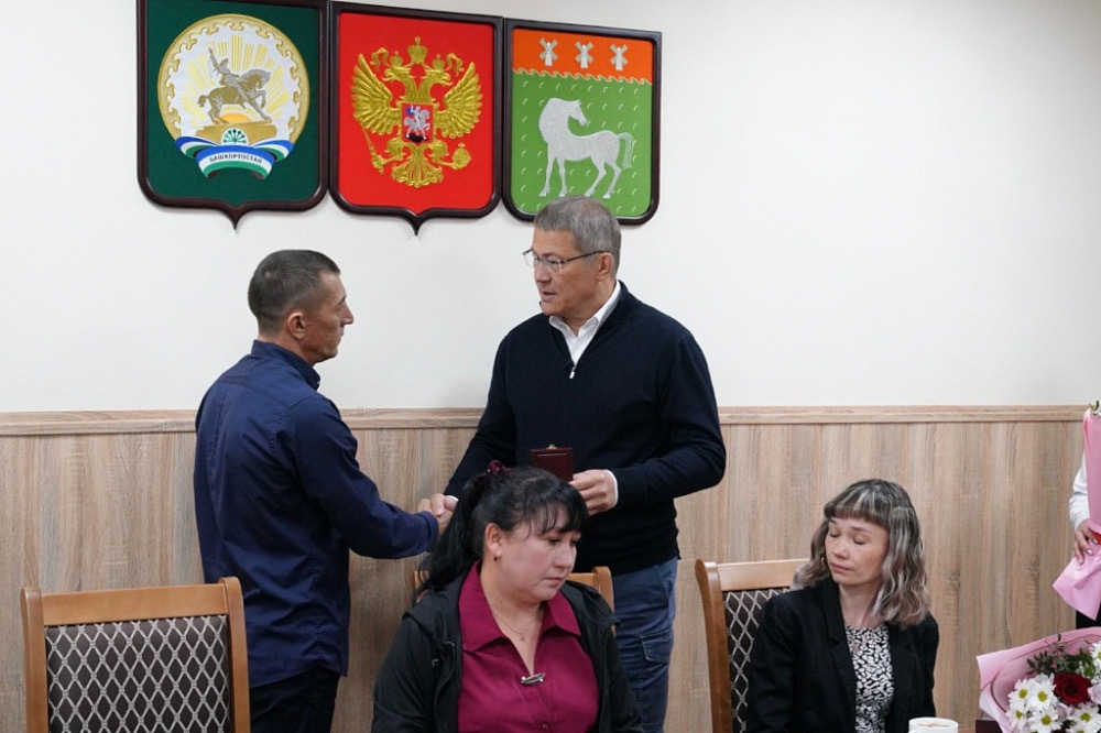 Радий Хабиров встретился с семьями погибших участников СВО из Давлекановского района