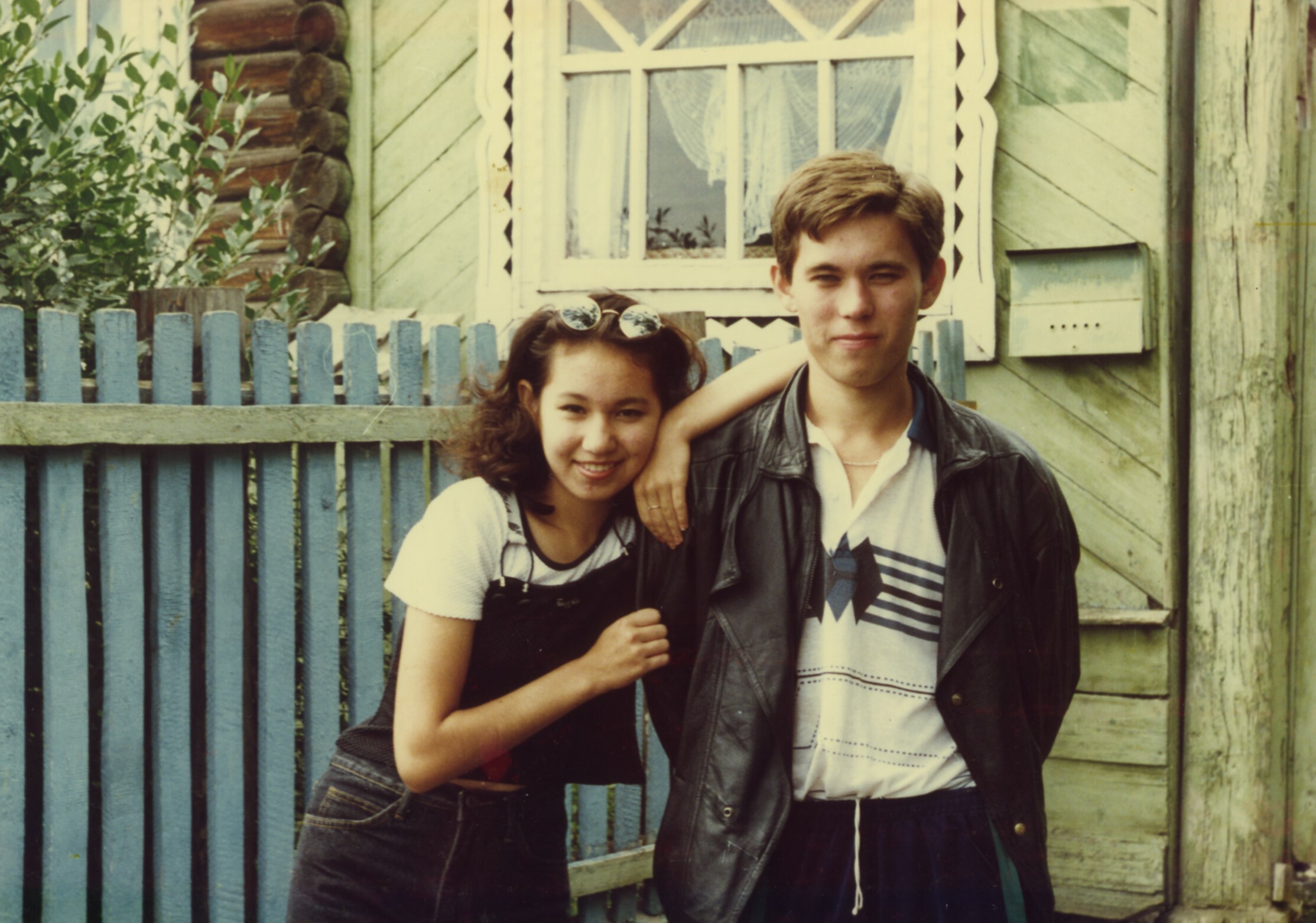 Улы Йыһанур менән ҡыҙы Айһылыу  ауылда олатай менән өләсәһендә.