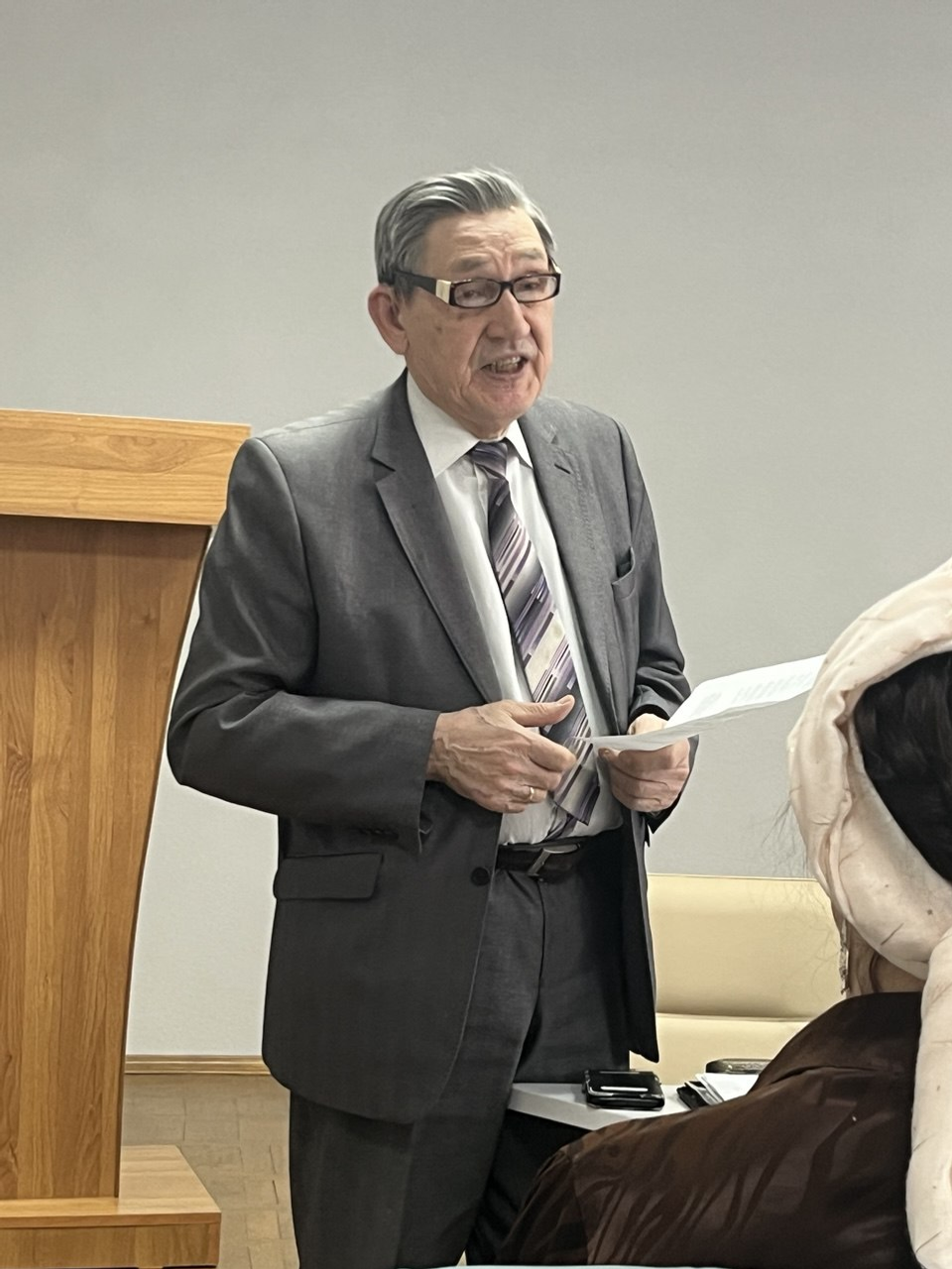 Әҙәби тәнҡит  кәрәк!