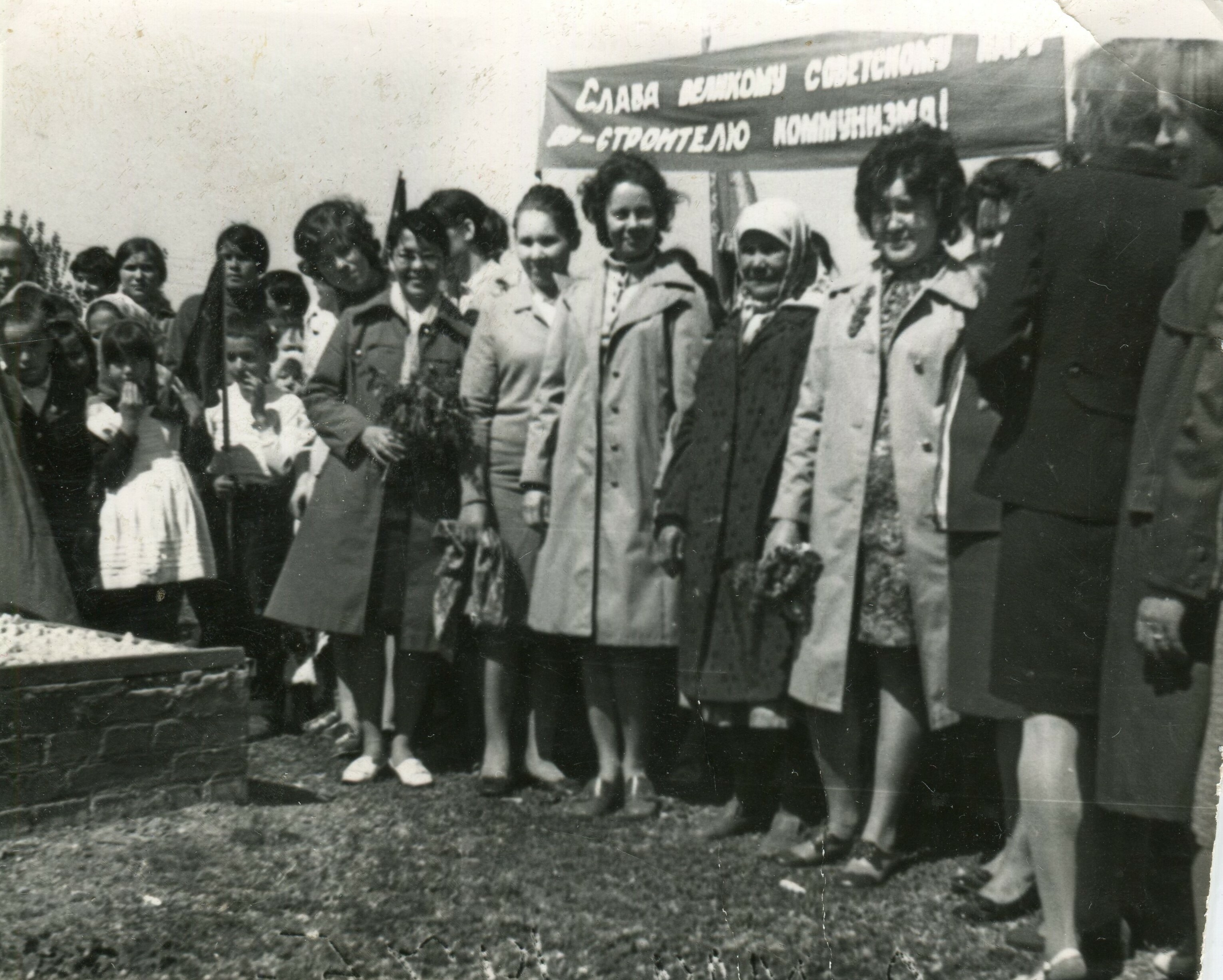 Во время открытия школьного музея.  В центре – Октябрина Минигалиевна, 9 мая 1975 г.