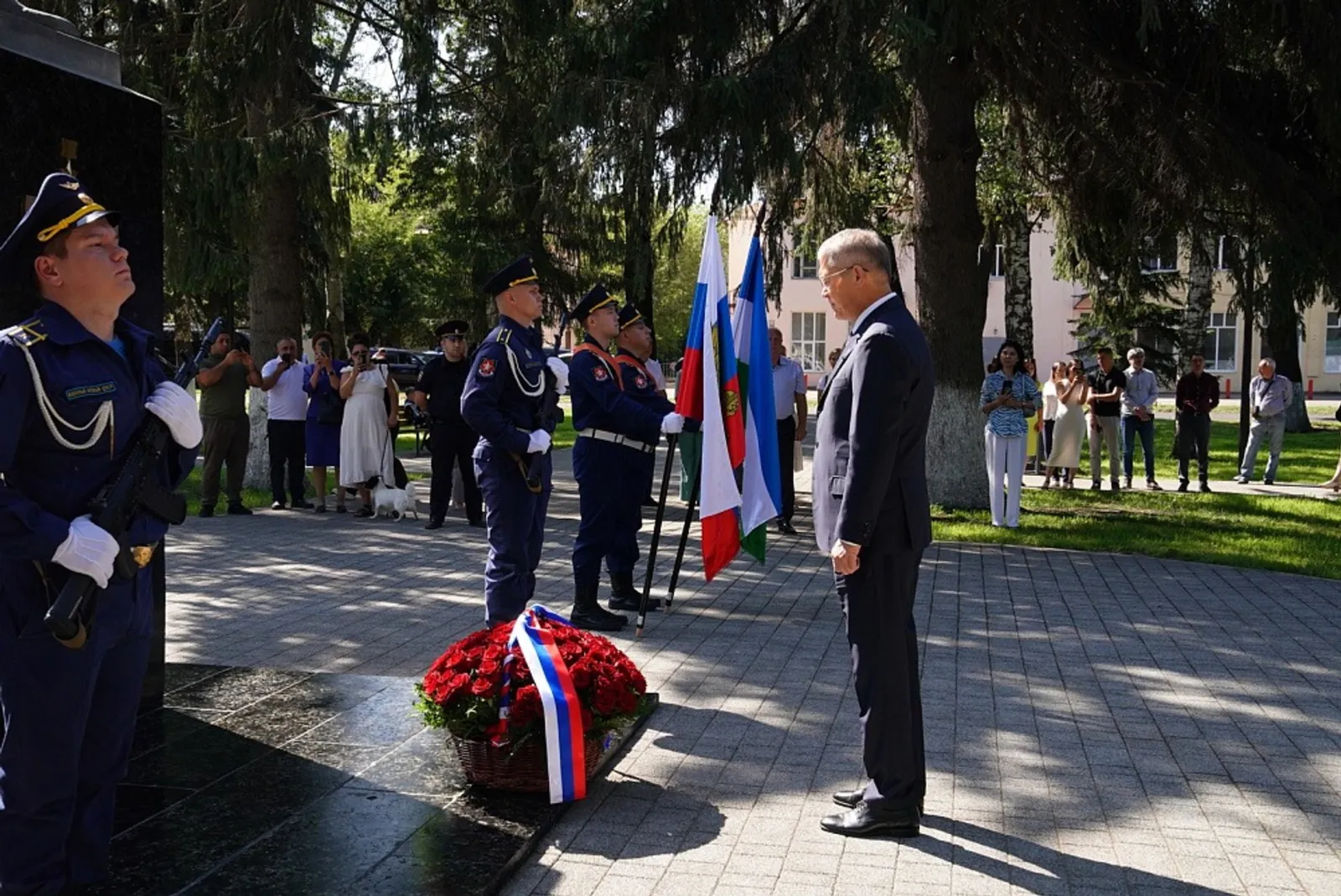 Радий Хабиров возложил цветы к памятнику Н.Гастелло в честь 100-летия ОДК-УМПО