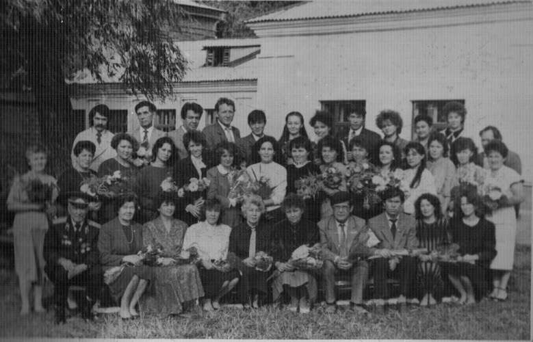 Уҡытыусылар коллективы менән Һуңғы ҡыңғырау тантанаһынан һуң  (1993 йыл). Алғы рәттә уңдан дүртенсе – директор М.Н.Өмөтбаев.