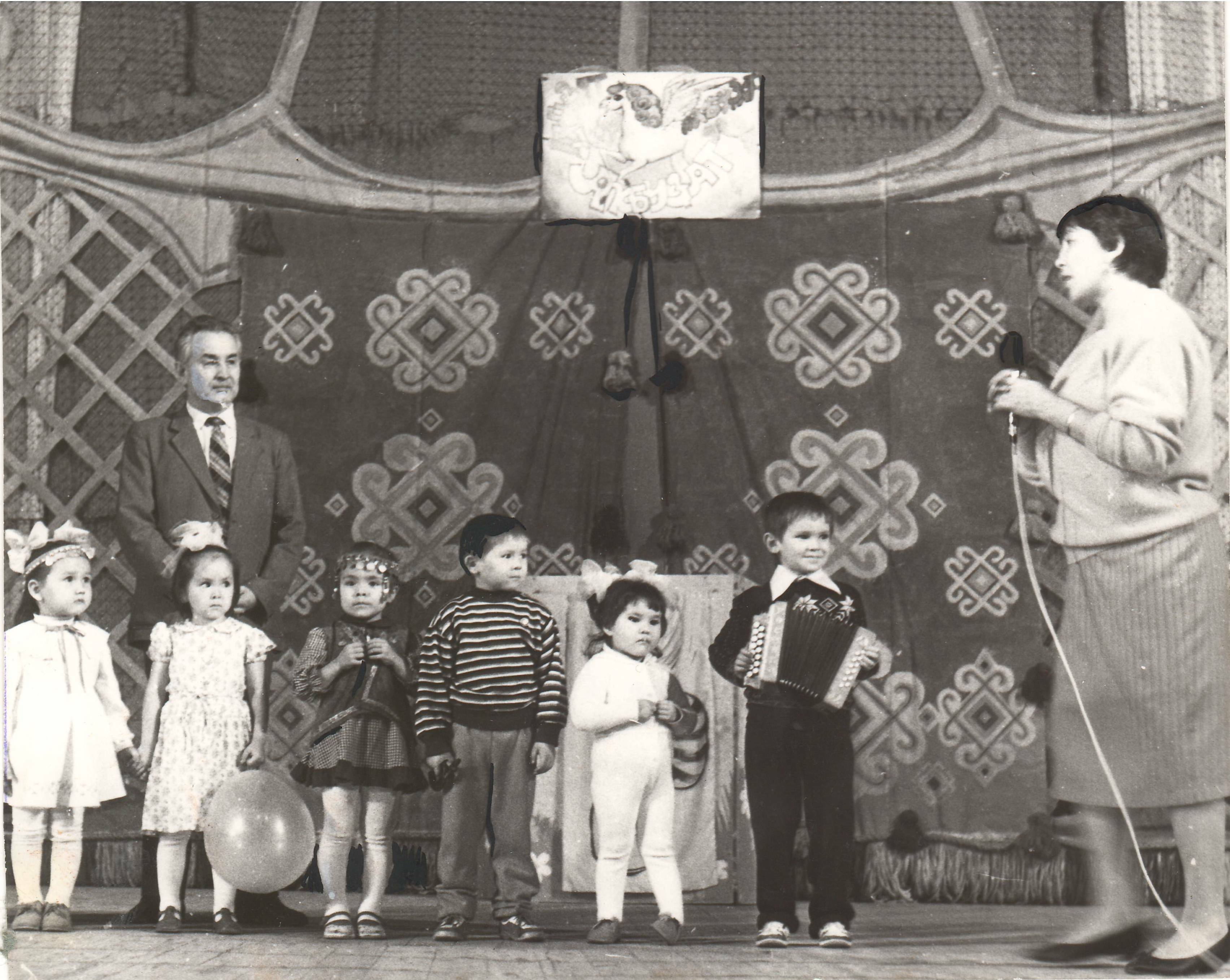 Основатель телерадиостудии «Тамыр» Луиза Фархшатова  и ее дети-первопроходцы в гостях у журнала «Акбузат». 1991 г.