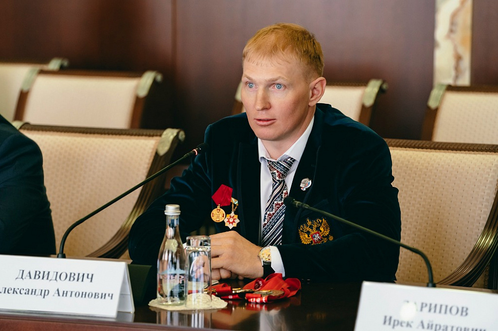 Радий Хабиров поблагодарил паралимпийца Александра Давидовича за спортивные достижения