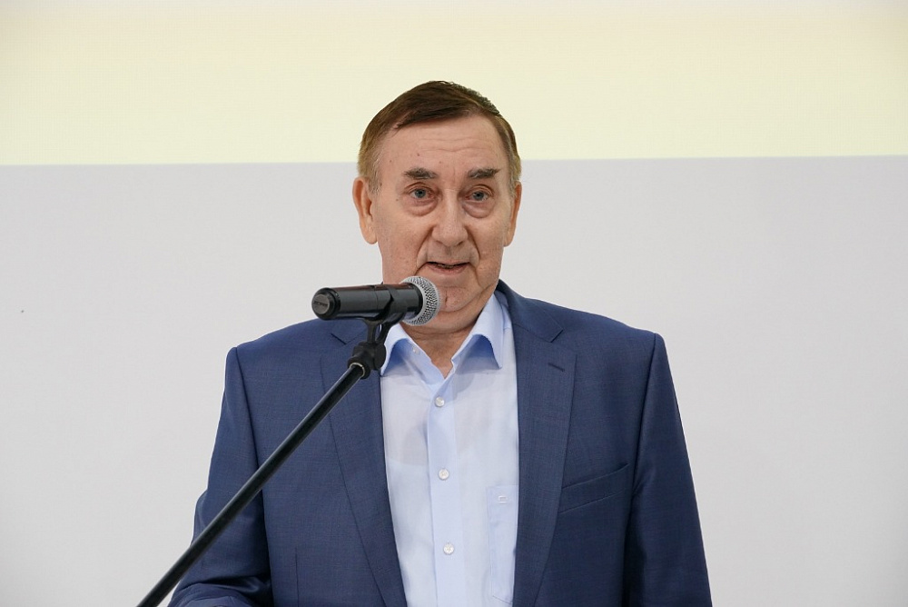 Радий Хабиров принял участие в Международном диктанте по башкирскому языку