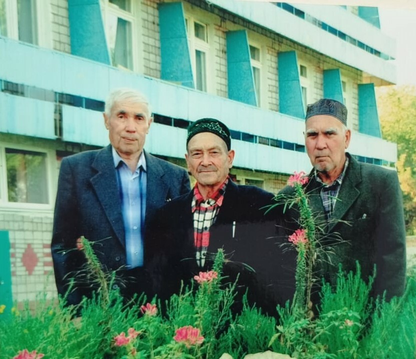 Рафаэль Абдулов (һулдан беренсе) хеҙмәттәштәре менән.