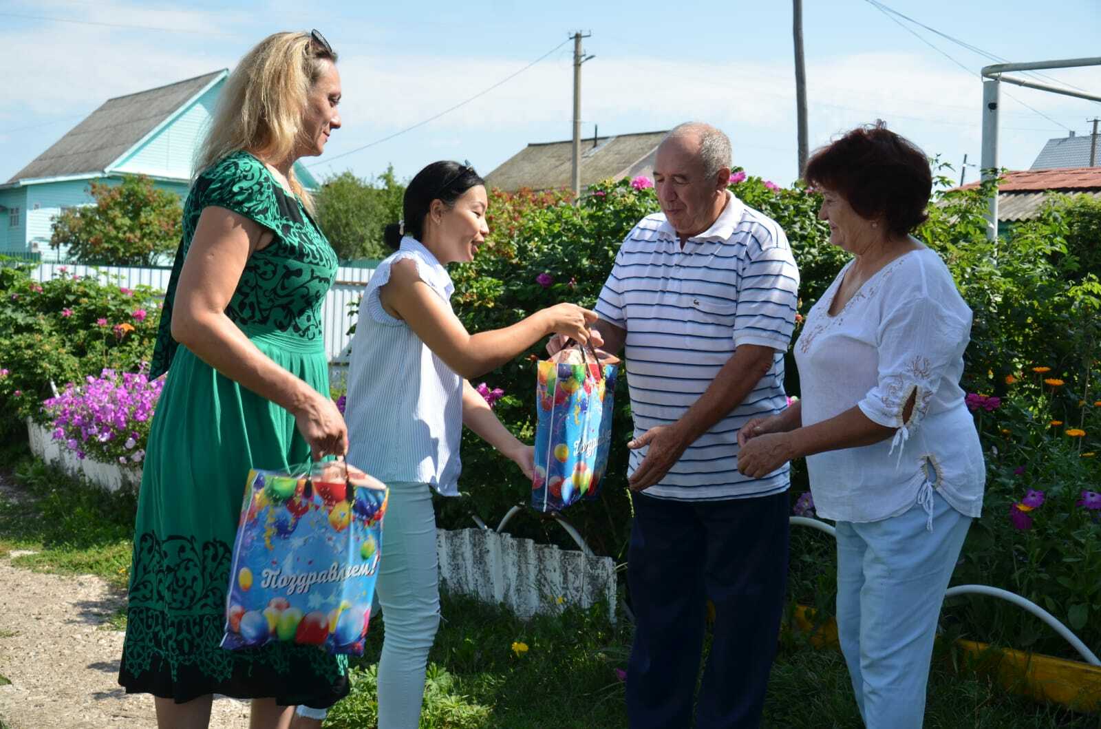 Привившимся пенсионерам Караидельского сельсовета подарили подарочные пакеты.