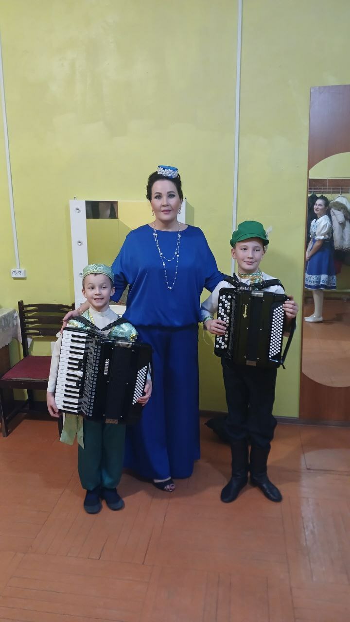 Индира Арыҫланова улдары Әмир һәм Илназ менән.