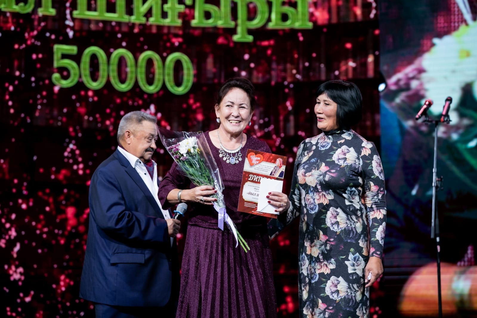 Әнисә Мәхийәнова «Йыл шиғыры» номинацияһында  еңеүсе тип табылды.